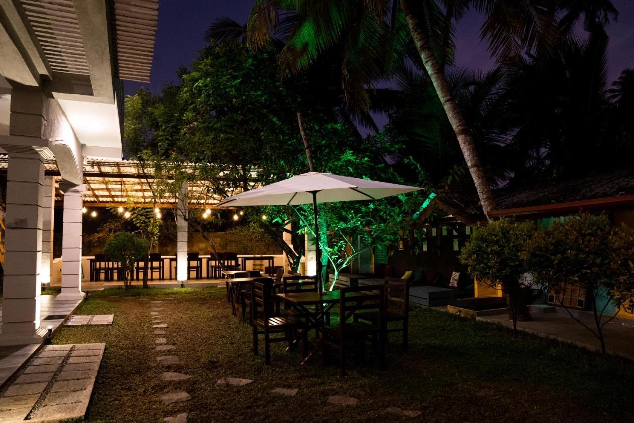 Plantation Surf Inn & Restaurant - Midigama East Exteriér fotografie