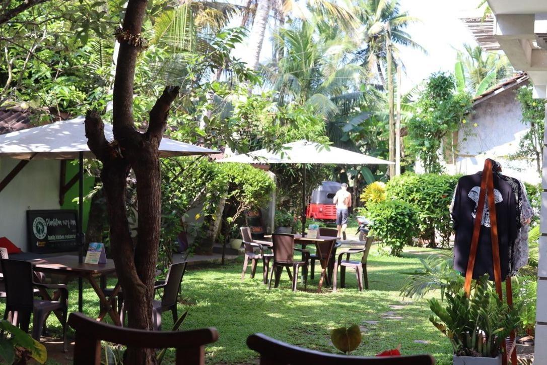 Plantation Surf Inn & Restaurant - Midigama East Exteriér fotografie